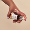 IMAGE_Skincare_VITAL_C_hydr_antiox_ACE_serum_hand VITAL C Antioksüdantidega vitamiiniseerum