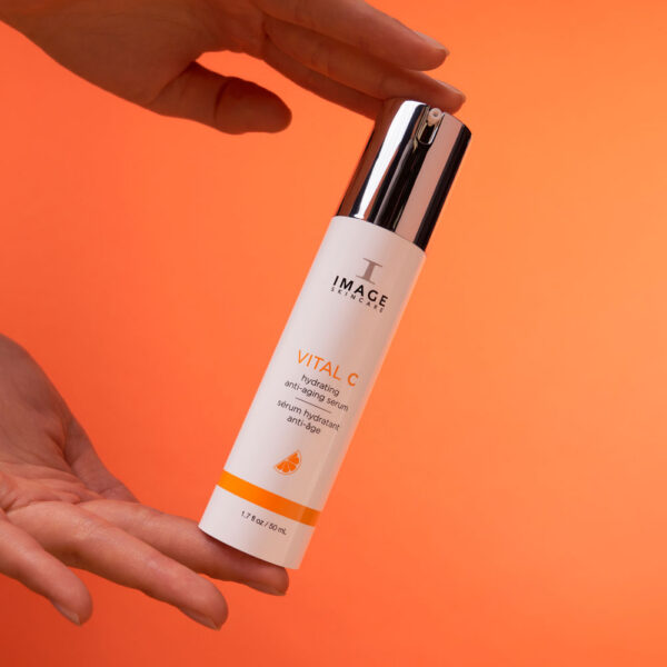 IMAGE_Skincare_VITALC_hydr_antiaging_serum_hand VITAL C Niisutav vananemisvastane seerum
